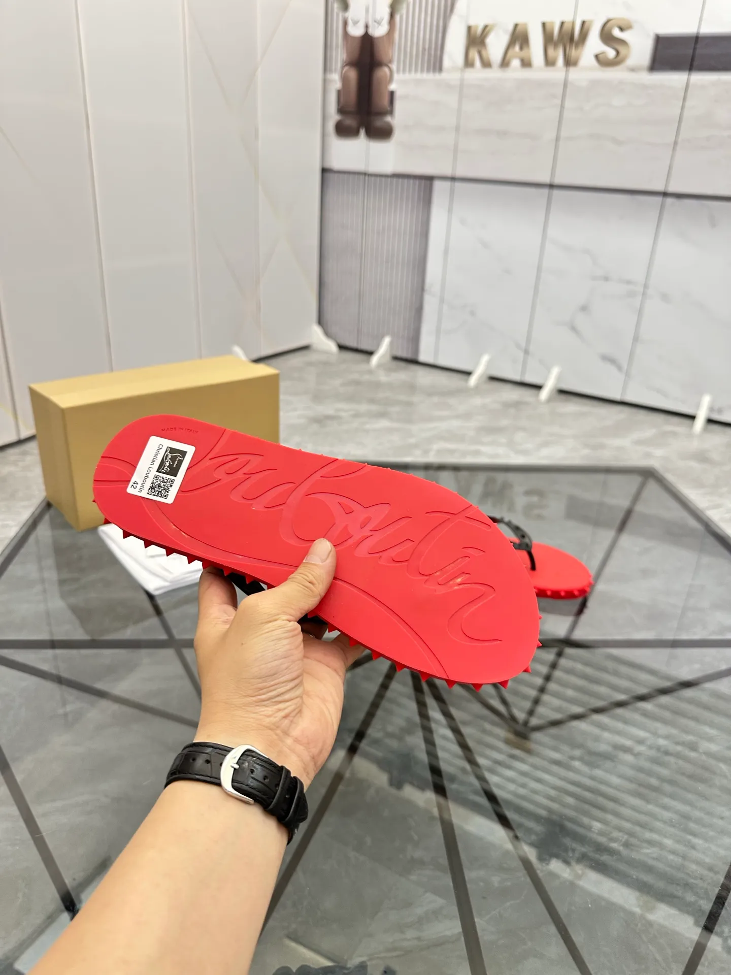 Men's shoes: 💰P280¥ Product trademark: CL red-soled shoes* "CL*" flip-flops Regular size: 36-44 (can be customized to 45.46) Couple style Product materials: Original material from upper counter, 5D color printing process, high-end rivets, original lining, original outsole. Number: 789